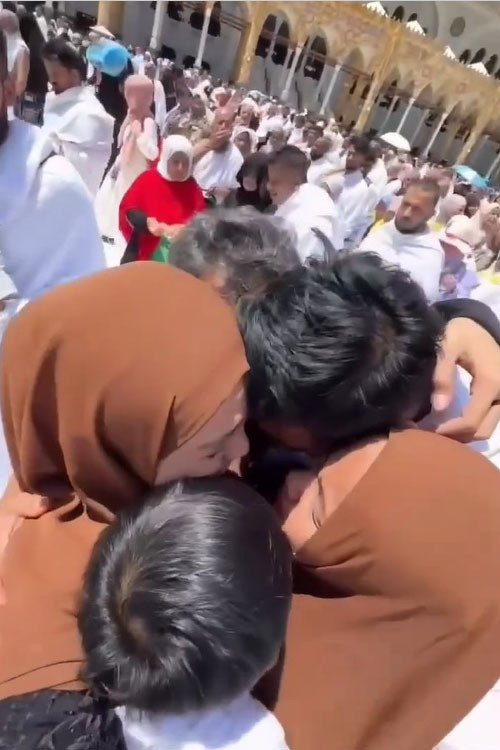 Mengharukan! Momen Rizky Ridho Berangkatkan Umrah Orang Tua dan Keluarga