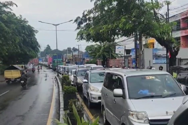 Jalan Pantura Bekasi Arah Pulogadung Banjir, Lalu Lintas Macet 3 Km