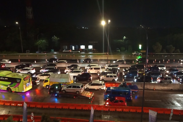 Malam Puncak Arus Balik, Pantura Cirebon Macet Parah