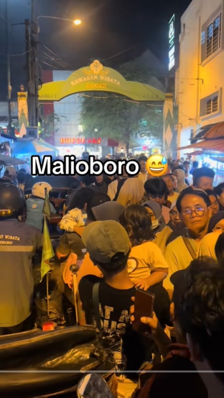 Penampakan Malioboro Diserbu Wisatawan saat Libur Lebaran, Pejalan Kaki Sulit Melangkah