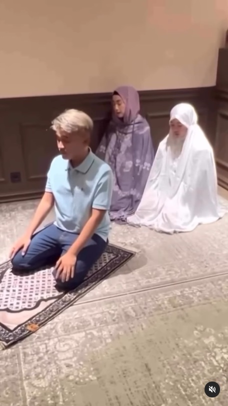 Ruben Onsu Imami Desy Ratnasari dan Putrinya Salat usai Mualaf
