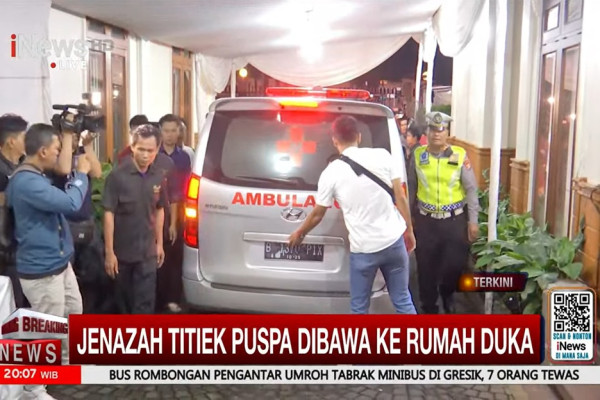 Jenazah Titiek Puspa Tiba di Rumah Duka, Disambut Tangis Keluarga