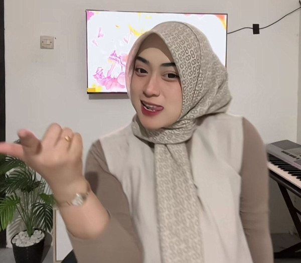 3 Potret Terbaru Bu Guru Salsa, Tunjukkan Bakat Menyanyi yang Tak Terduga