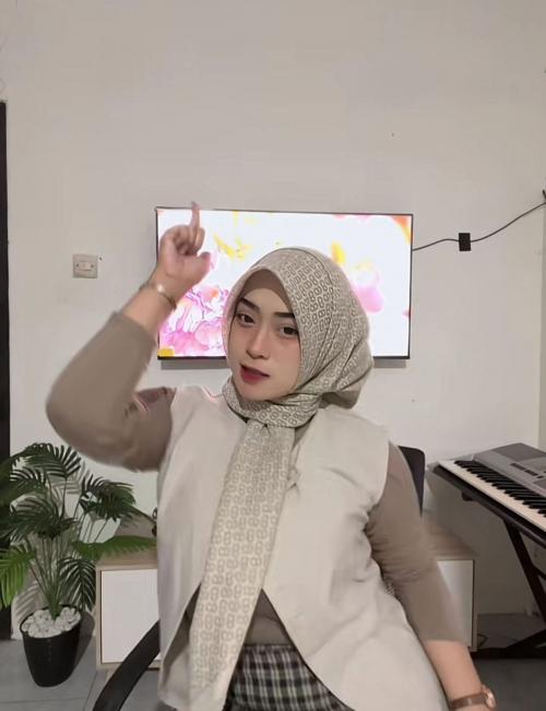 3 Potret Terbaru Bu Guru Salsa, Tunjukkan Bakat Menyanyi yang Tak Terduga
