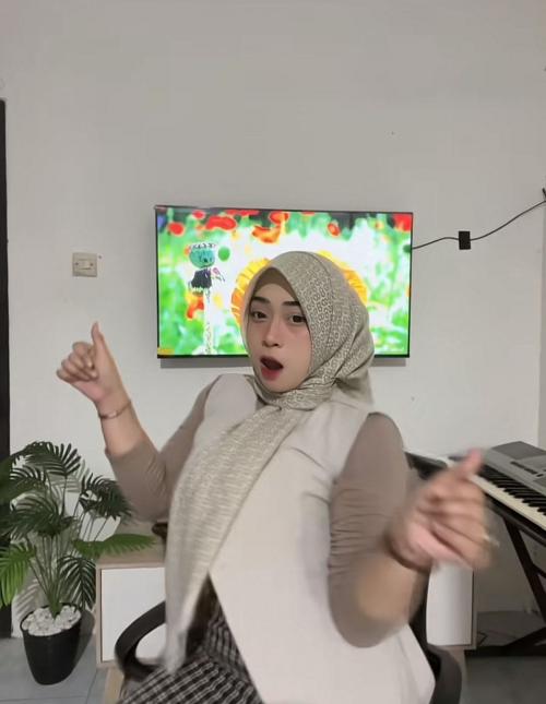 3 Potret Terbaru Bu Guru Salsa, Tunjukkan Bakat Menyanyi yang Tak Terduga