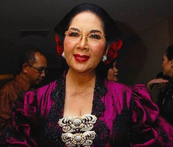 5 Potret Titiek Puspa dari Masa ke Masa, Tetap Cantik dan Awet Muda