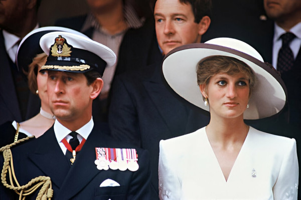 Raja Charles III Sewot Diteriaki Nama Putri Diana, Langsung Beri Tatapan Tajam