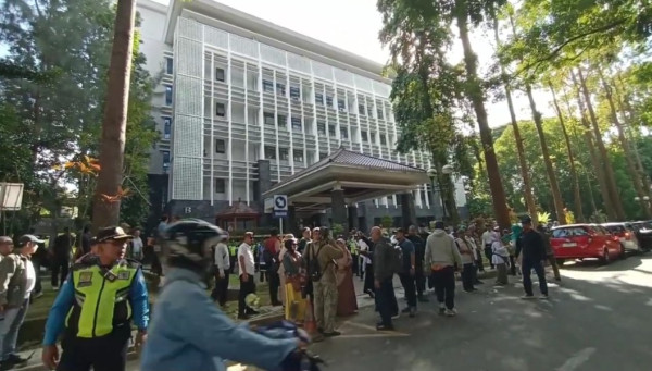 Massa Geruduk Fakultas Kehutanan, UGM Diminta Jujur soal Ijazah Jokowi