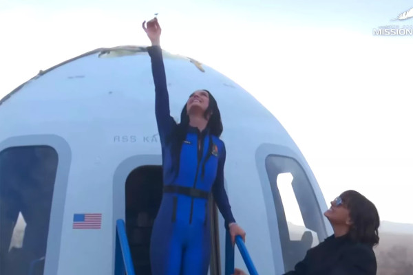 Potret Katy Perry Tiba di Bumi usai dari Luar Angkasa, Langsung Cium Tanah