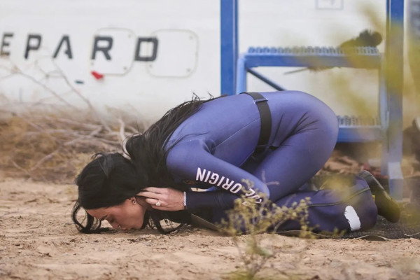 Potret Katy Perry Tiba di Bumi usai dari Luar Angkasa, Langsung Cium Tanah