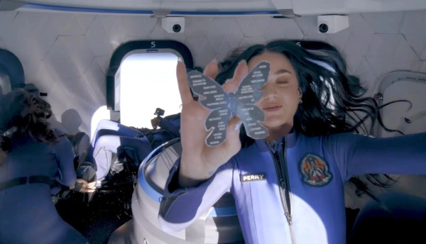 Katy Perry Nyanyikan What A Wonderful World untuk Bumi saat di Luar Angkasa