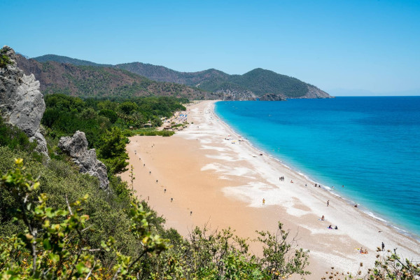 Nikmati Hari Cerah di Antalya, Kota dengan Pantai Bersertifikat Bendera Biru Terbanyak