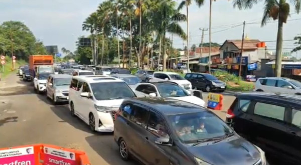 Libur Jumat Agung, Antrean Panjang Kendaraan Mengular ke Jalur Puncak