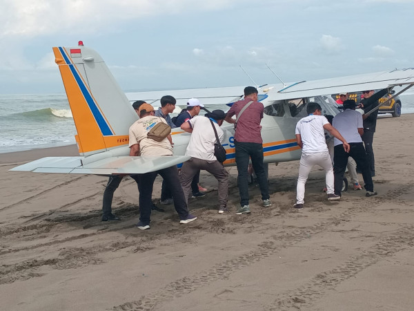 Pesawat Capung Mendarat Darurat di Pantai Pangandaran Akibat Gagal Mesin