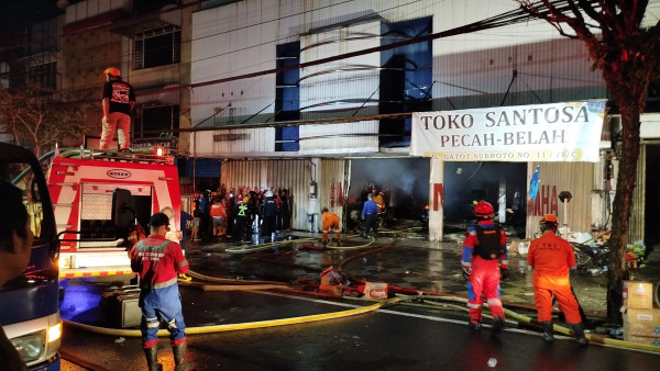 Pertokoan di Malang Kebakaran, Sejumlah Kendaraan Hangus
