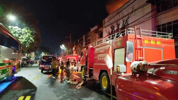 Pertokoan di Malang Kebakaran, Sejumlah Kendaraan Hangus