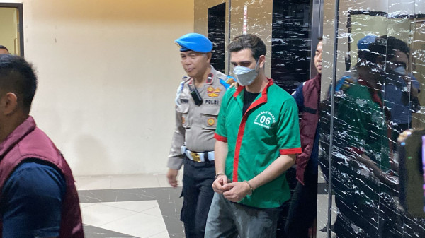 5 Potret Fachri Albar Pakai Baju Tahanan usai Ditangkap Kasus Narkoba, Tangan Diborgol
