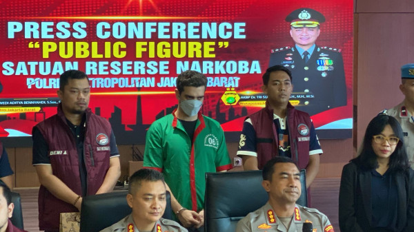 5 Potret Fachri Albar Pakai Baju Tahanan usai Ditangkap Kasus Narkoba, Tangan Diborgol