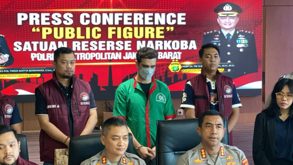 5 Potret Fachri Albar Pakai Baju Tahanan usai Ditangkap Kasus Narkoba, Tangan Diborgol