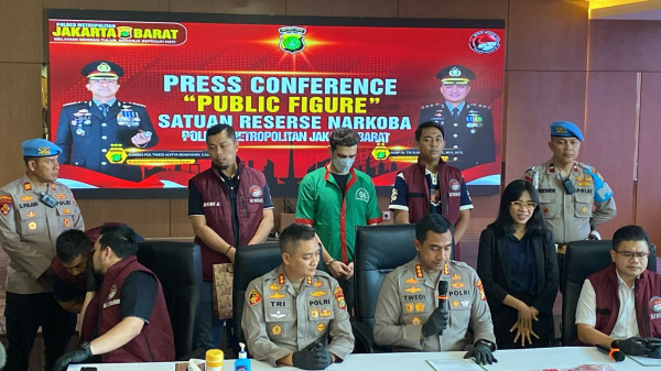 5 Potret Fachri Albar Pakai Baju Tahanan usai Ditangkap Kasus Narkoba, Tangan Diborgol