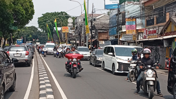 Slankers Antar Jenazah Bunda Iffet ke TPU Karet Bivak