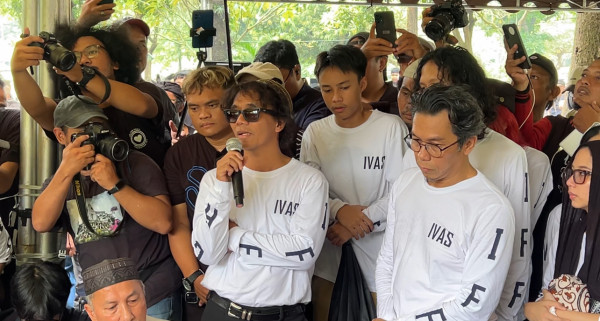 Bunda Iffet Siapkan 100 Seragam Putih untuk Slank sebelum Meninggal