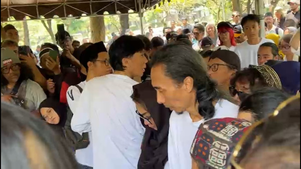 Bimbim Slank Tegar Makamkan Bunda Iffet di Tempat Peristirahatan Terakhir