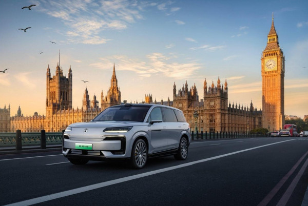 Denza Z Concept: Lahirnya Sang Predator Performa! Teknologi Suspensi Magnetik dan Steer-by-Wire Gemparkan Auto Shanghai 2025!
