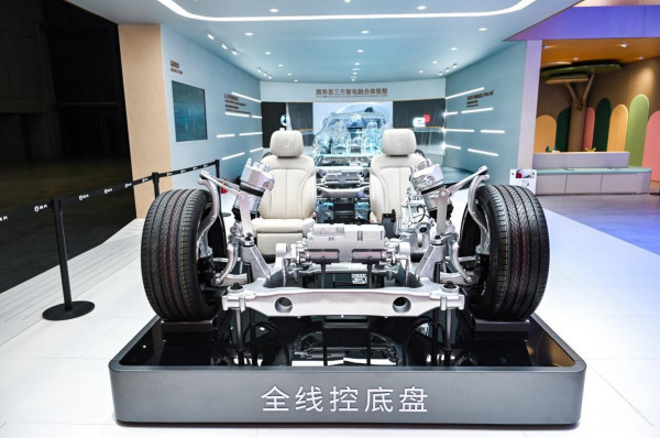 Denza Z Concept: Lahirnya Sang Predator Performa! Teknologi Suspensi Magnetik dan Steer-by-Wire Gemparkan Auto Shanghai 2025!