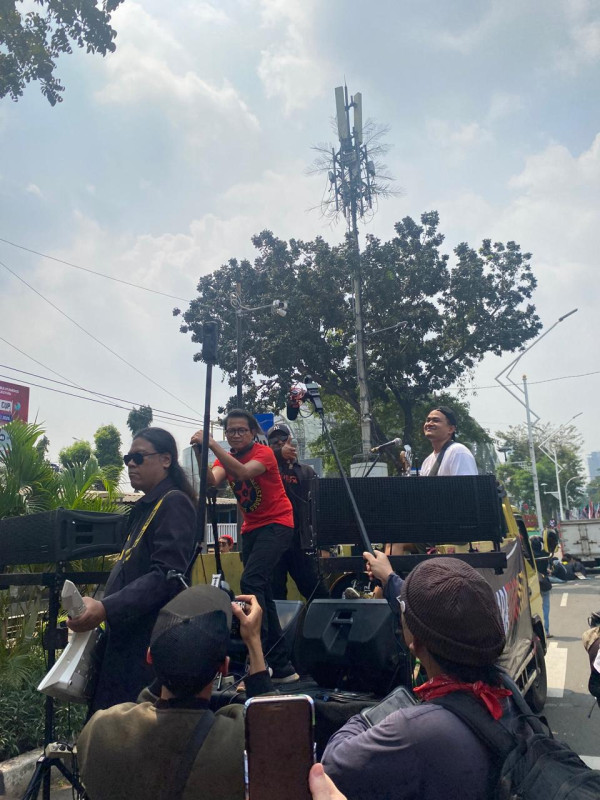 Tolak PHK Massal dan Gelar Pahlawan bagi Soeharto, Musisi Indie Ramaikan Aksi Hari Buruh di Jakarta