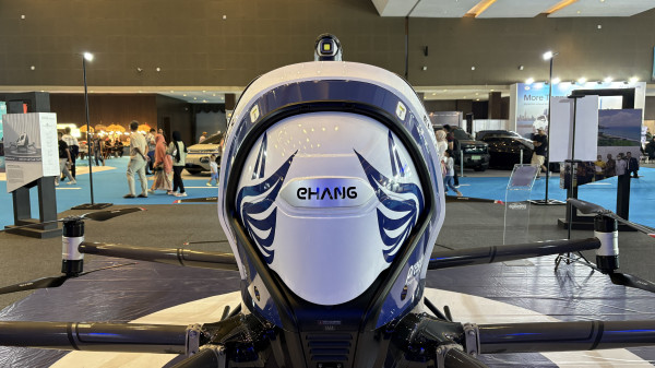 Mobil Terbang EHang 216 yang Dicoba iShowSpeed di China Mejeng di PEVS 2025