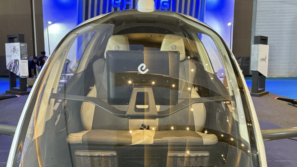 Mobil Terbang EHang 216 yang Dicoba iShowSpeed di China Mejeng di PEVS 2025