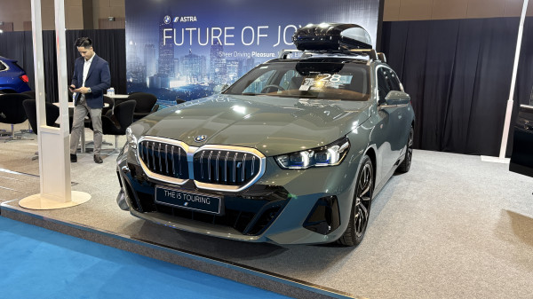 Harga Rp2,2 Miliar Off The Road! BMW i5 Touring Mobil Listrik Paling Mahal, Mewah, dan Kalcer di PEVS 2025!