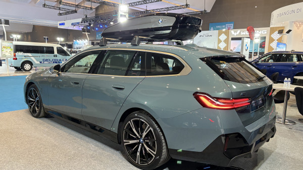 Harga Rp2,2 Miliar Off The Road! BMW i5 Touring Mobil Listrik Paling Mahal, Mewah, dan Kalcer di PEVS 2025!