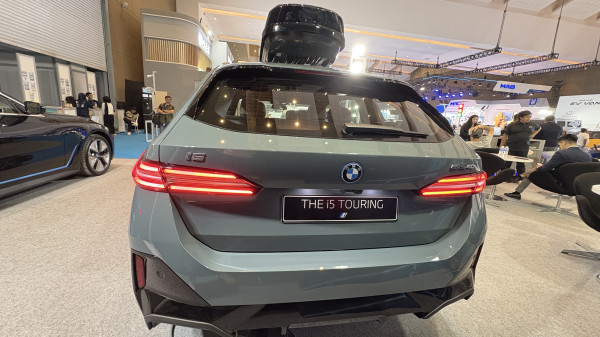 Harga Rp2,2 Miliar Off The Road! BMW i5 Touring Mobil Listrik Paling Mahal, Mewah, dan Kalcer di PEVS 2025!