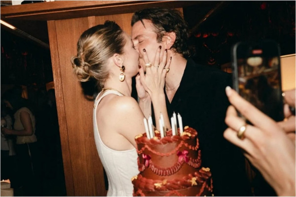 Gigi Hadid Umumkan Pacaran dengan Bradley Cooper Lewat Ciuman Mesra di Ultah ke-30