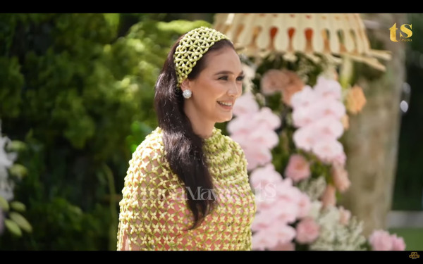 Luna Maya Jalani Siraman Jelang Nikah, Terisak Haru saat Sungkeman ke Ibunda