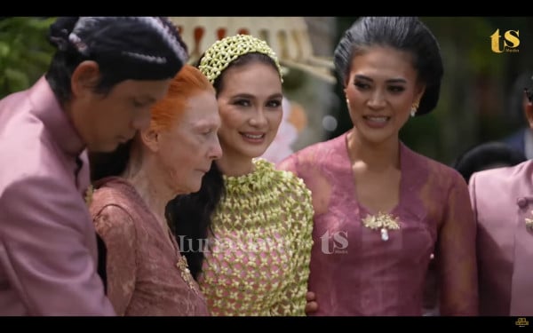 Luna Maya Jalani Siraman Jelang Nikah, Terisak Haru saat Sungkeman ke Ibunda