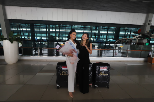 Audrey Vanessa Beri Dukungan untuk Miss Indonesia 2024 Monica Kezia Berlaga di Miss World 2025