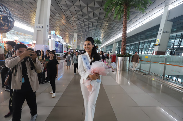 Miss Indonesia 2024 Monica Kezia Bertolak ke India, Wakili Tanah Air di Miss World 2025