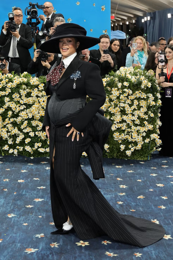 Rihanna Umumkan Hamil Anak Ketiga di Met Gala 2025, Pamer Perut Buncit