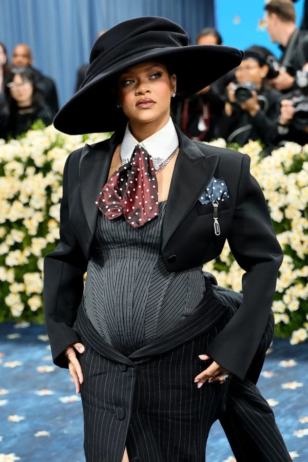 Rihanna Umumkan Hamil Anak Ketiga di Met Gala 2025, Pamer Perut Buncit