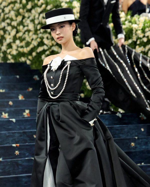 Jennie BLACKPINK Tampil Elegan dengan Dress Tuxedo di Met Gala 2025