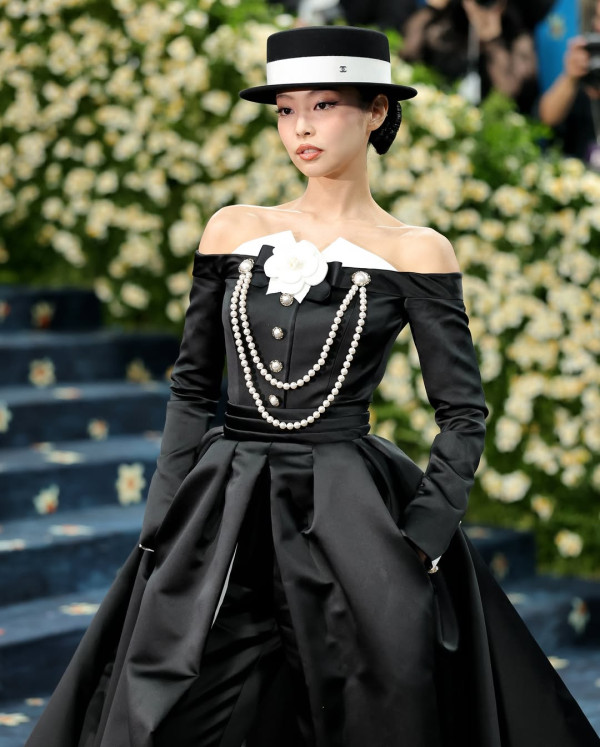 Jennie BLACKPINK Tampil Elegan dengan Dress Tuxedo di Met Gala 2025