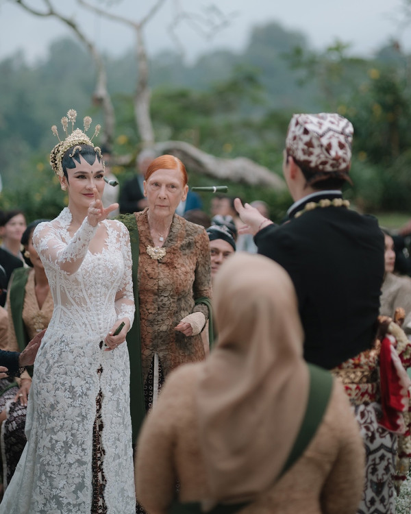 7 Potret Akad Nikah Luna Maya dan Maxime Bouttier, Momen Sakral di Tengah Alam Bali