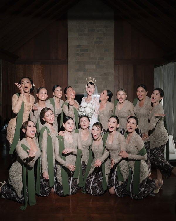 7 Potret Akad Nikah Luna Maya dan Maxime Bouttier, Momen Sakral di Tengah Alam Bali