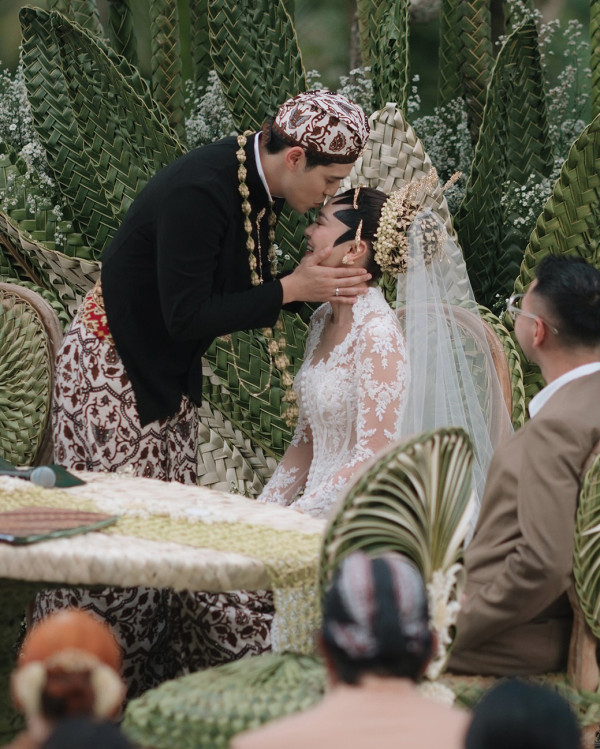 7 Potret Akad Nikah Luna Maya dan Maxime Bouttier, Momen Sakral di Tengah Alam Bali