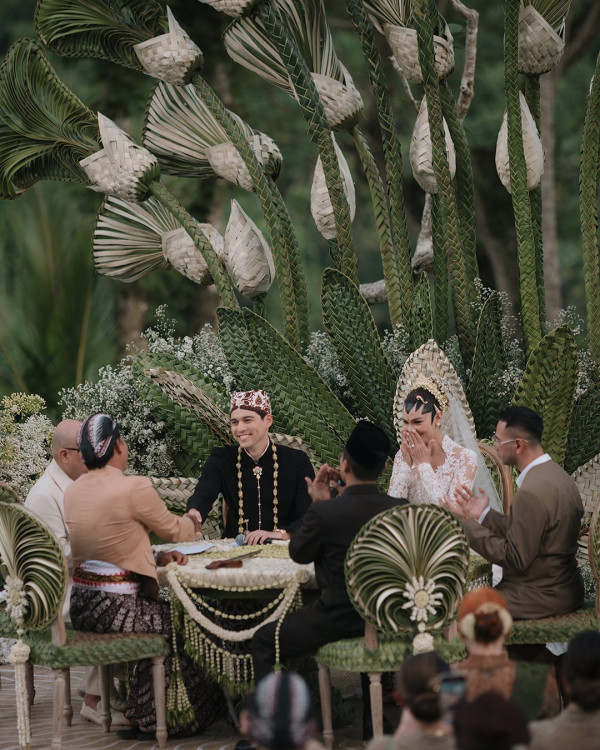 7 Potret Akad Nikah Luna Maya dan Maxime Bouttier, Momen Sakral di Tengah Alam Bali