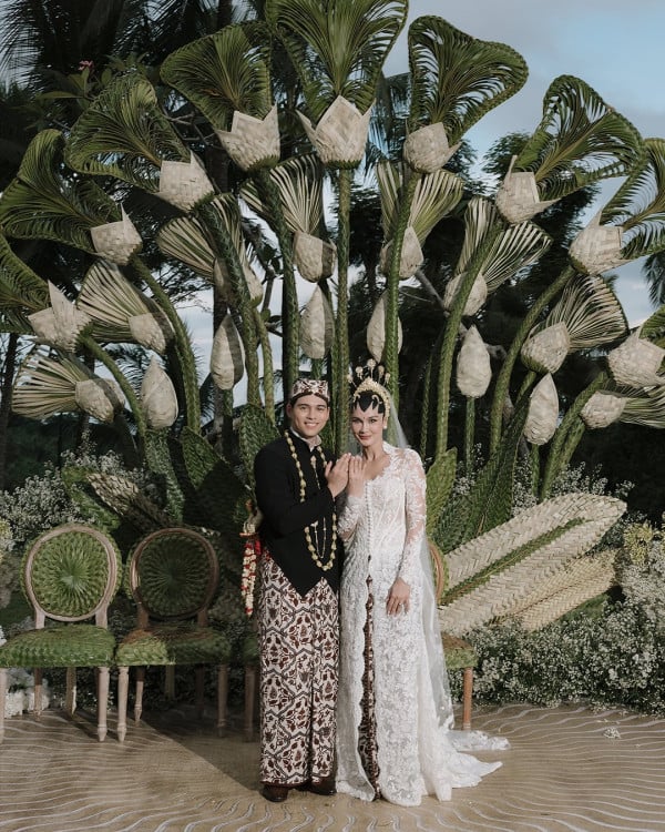 7 Potret Akad Nikah Luna Maya dan Maxime Bouttier, Momen Sakral di Tengah Alam Bali