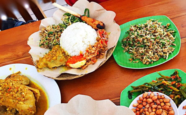 5 Kuliner Bali yang Wajib Dicoba, Ada Sambal Bakar hingga Seafood Lezat!